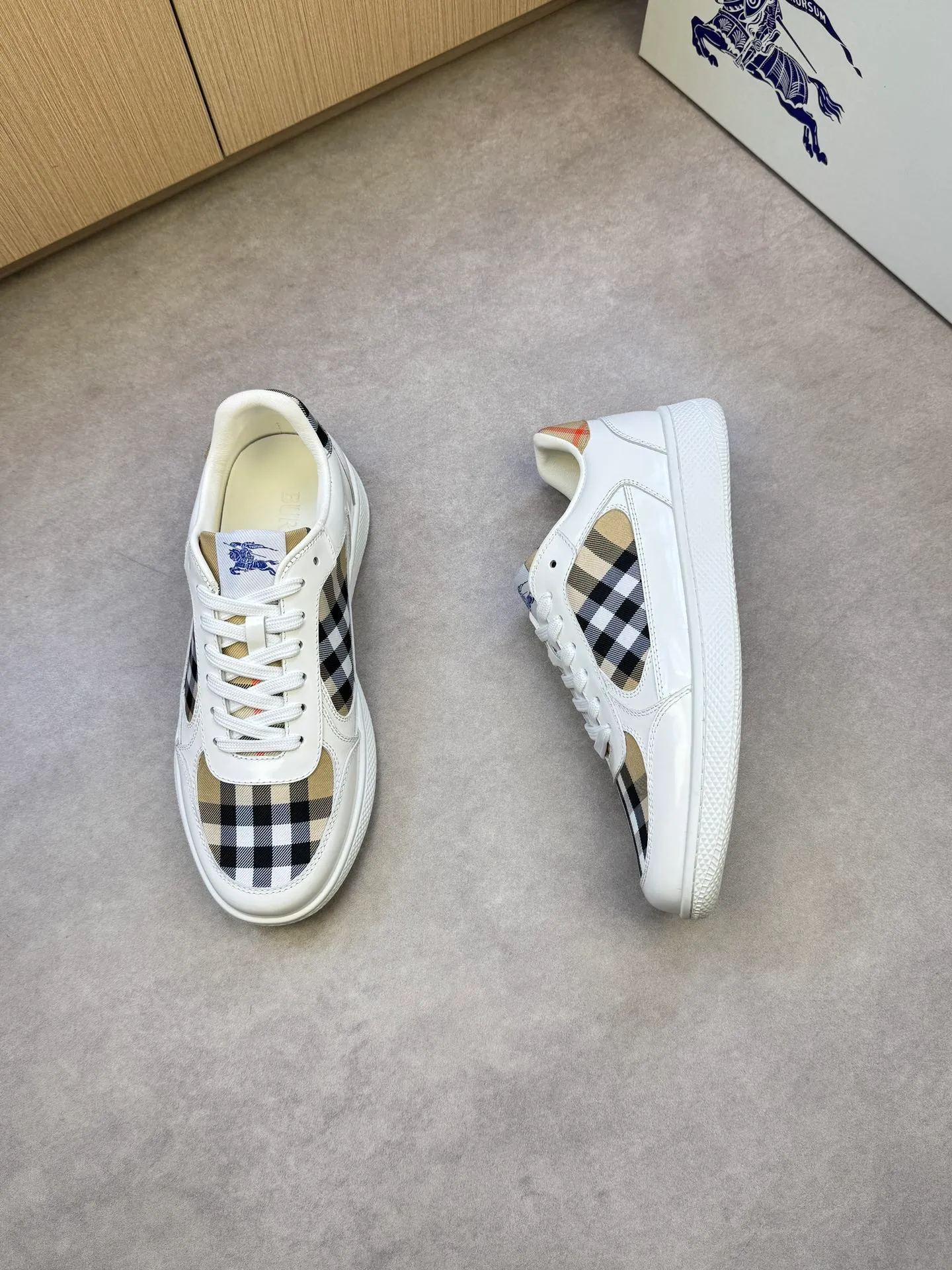 P400 [BURBERRY] Burberry casual sports sneakers - Upper: imported 🔝 open edge beaded calfskin, brand totem cloth, tongue brand cloth label - Inner: water-dyed cowhide - Outsole: ultra-light TPR rubber; two-color molded outsole - Super high quality control·Fine workmanship: highlighted (high-end, extravagance, grade) -Size: 38-44 (Male 45, can be customized)·BBR0372